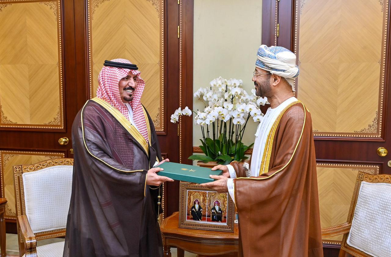سمو ولي العهد يبعث رسالة خطية لجلالة سلطان عمان 