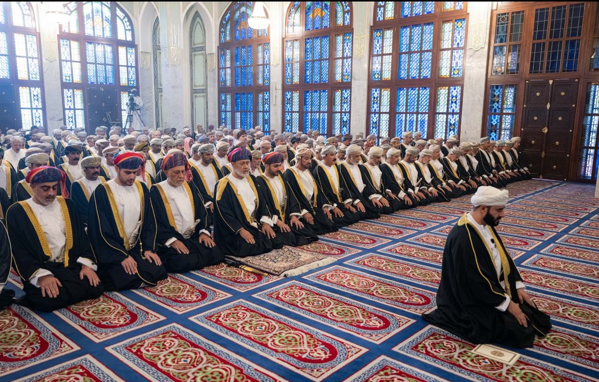 سعادة السفير يؤدي صلاة عيد الفطر المبارك مع جلالة سلطان عمان 